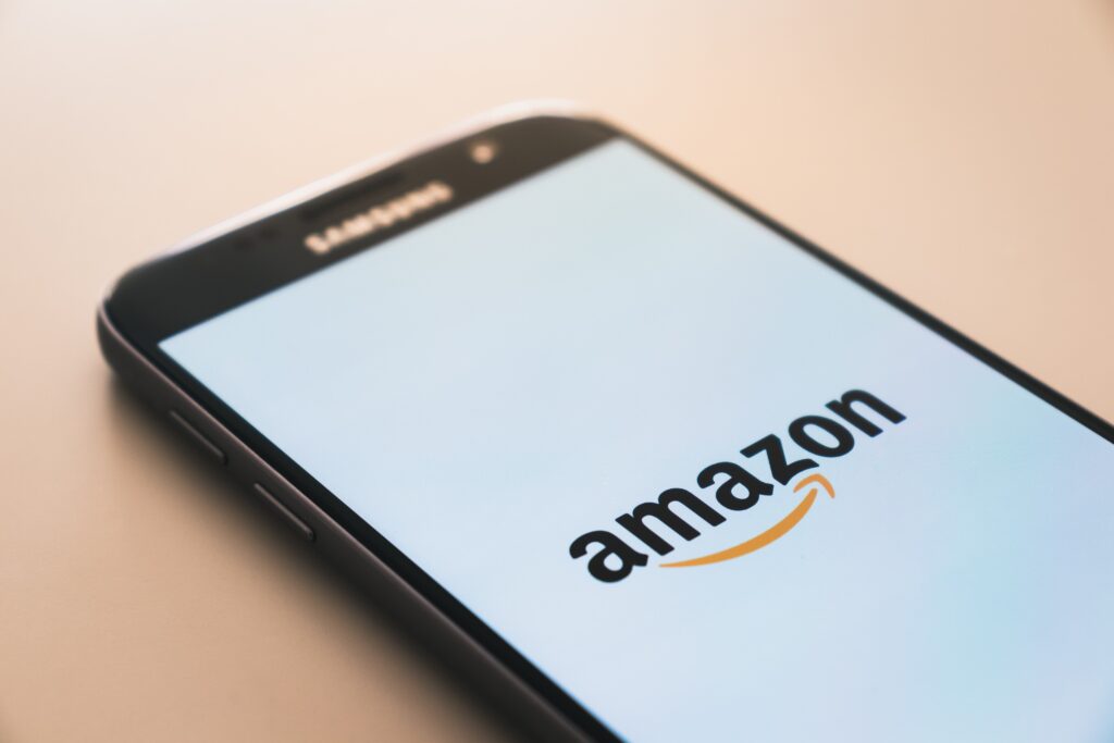 smartphone Samsung Galaxy noir affichant le logo Amazon