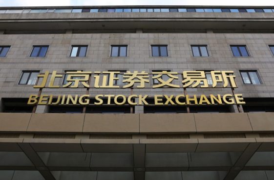 Lundi, à l'ouverture de la Bourse de Pékin, les actions de dix entreprises ayant récemment fait une première offre publique sur la nouvelle Bourse chinoise ont été multipliées par six, ce qui a provoqué un arrêt des transactions - Burzovnisvet.cz - Actions, Bourse, Forex, Matières premières, IPO, Obligations