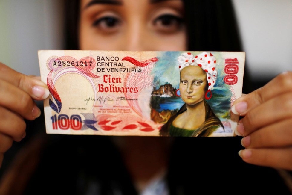 Un artiste vénézuélien redonne de la valeur aux billets de banque mis au rebut - Burzovnisvet.cz - Actions, bourse, forex, matières premières, IPO, obligations