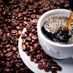 Le prix du café arabica atteint son plus haut niveau depuis près de dix ans en raison des signes croissants de pénurie de café chez les principaux producteurs du Brésil et de la Colombie - Burzovnisvet.cz - Actions, Bourse, Forex, Matières premières, IPO, Obligations