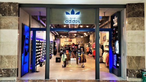 Adidas cherche à améliorer sa position sur le marché. Pourquoi la Chine pourrait le contrecarrer - Burzovnisvet.cz - Actions, taux de change, forex, matières premières, IPO, obligations