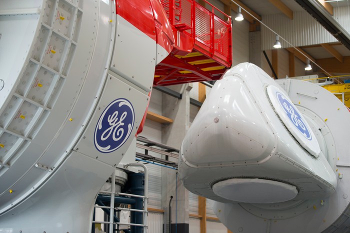 Une turbine GE est représentée en cours d'assemblage dans une usine.