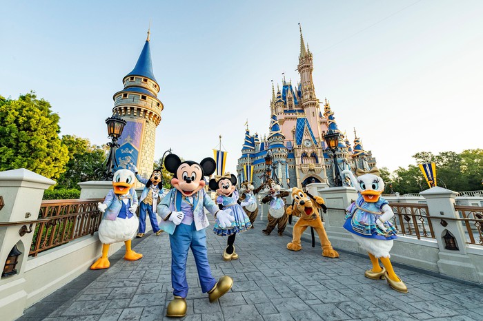 Mickey Mouse et d'autres personnages de Disney à Disney World.