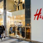 La chaîne de magasins de vêtements H&M augmente ses ventes et retrouve son niveau d'avant la pandémie - Burzovnisvet.cz - Actions, Bourse, FX, Matières premières, IPO, Obligations