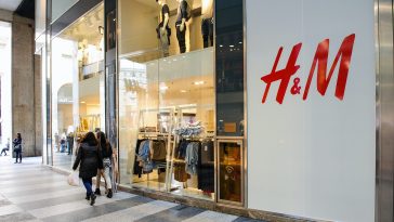 La chaîne de magasins de vêtements H&M augmente ses ventes et retrouve son niveau d'avant la pandémie - Burzovnisvet.cz - Actions, Bourse, FX, Matières premières, IPO, Obligations