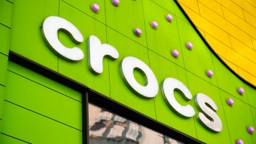 Le PDG de Crocs défend l'acquisition de Hey Dude pour 2,5 milliards de dollars alors que l'action chute - Burzovnisvet.cz - Actions, Bourse, Change, Forex, Matières premières, IPO, Obligations