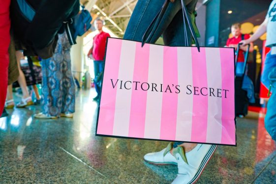 Les actions de Victoria's Secret s'envolent après que le détaillant s'est vanté d'une excellente saison de vacances et a dévoilé un plan de rachat d'actions - Burzovnisvet.cz - Stocks, Stock, Exchange, Forex, Commodities, IPO, Bonds