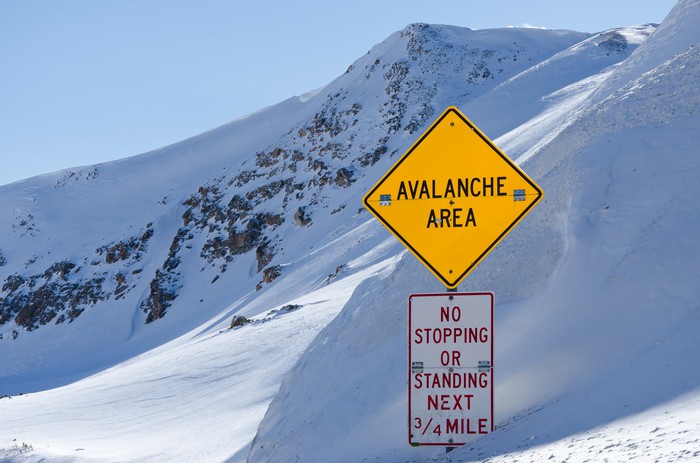 Panneau d'avertissement d'avalanche sur la montagne.