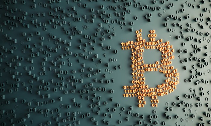 Le symbole du bitcoin fait de chiffres