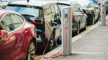 Le gouvernement Biden veut rendre les voitures électriques moins chères et construire 500 000 stations de recharge - Burzovnisvet.cz - Actions, Bourse, Marché, Forex, Matières premières, IPO, Obligations