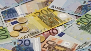 L'euro se renforce légèrement après avoir appris que la BCE limitera progressivement ses achats d'obligations - Burzovnisvet.cz - Actions, Bourse, Taux de change, Forex, Matières premières, IPO, Obligations