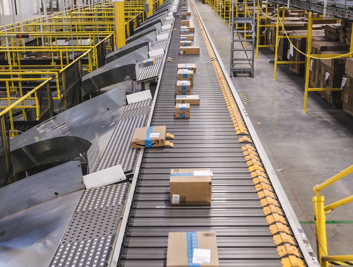 Les boîtes Amazon dans un centre d'exécution Amazon