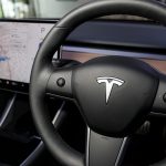 Tesla verrouille l'accès aux jeux vidéo sur l'affichage tête haute pendant la conduite - Burzovnisvet.cz - Actions, Bourse, Marché, Forex, Matières premières, IPO, Obligations