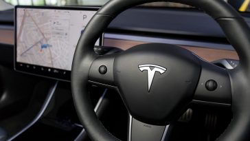 Tesla verrouille l'accès aux jeux vidéo sur l'affichage tête haute pendant la conduite - Burzovnisvet.cz - Actions, Bourse, Marché, Forex, Matières premières, IPO, Obligations