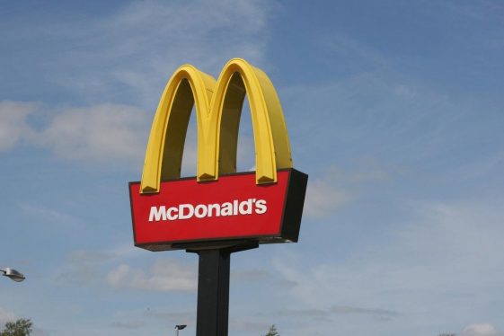 Le hamburger McPlant de McDonald's fabriqué avec Beyond Meat se vend mieux que prévu, selon un analyste - Burzovnisvet.cz - Actions, taux de change, forex, matières premières, IPO, obligations