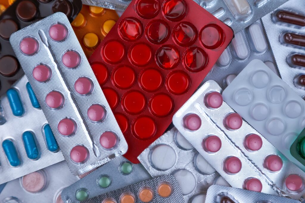 pile de blisters de comprimés de médicaments colorés