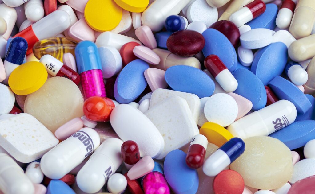 pilule de médicament blanche, bleue et orange