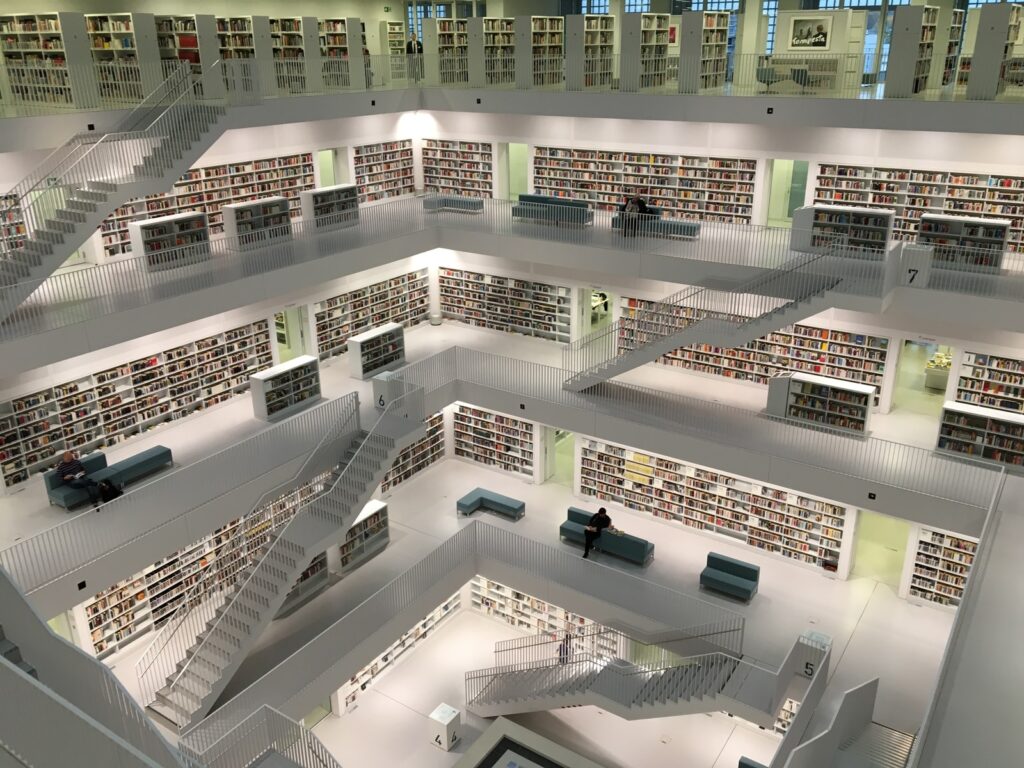 photo d'un bâtiment de bibliothèque de 5 étages