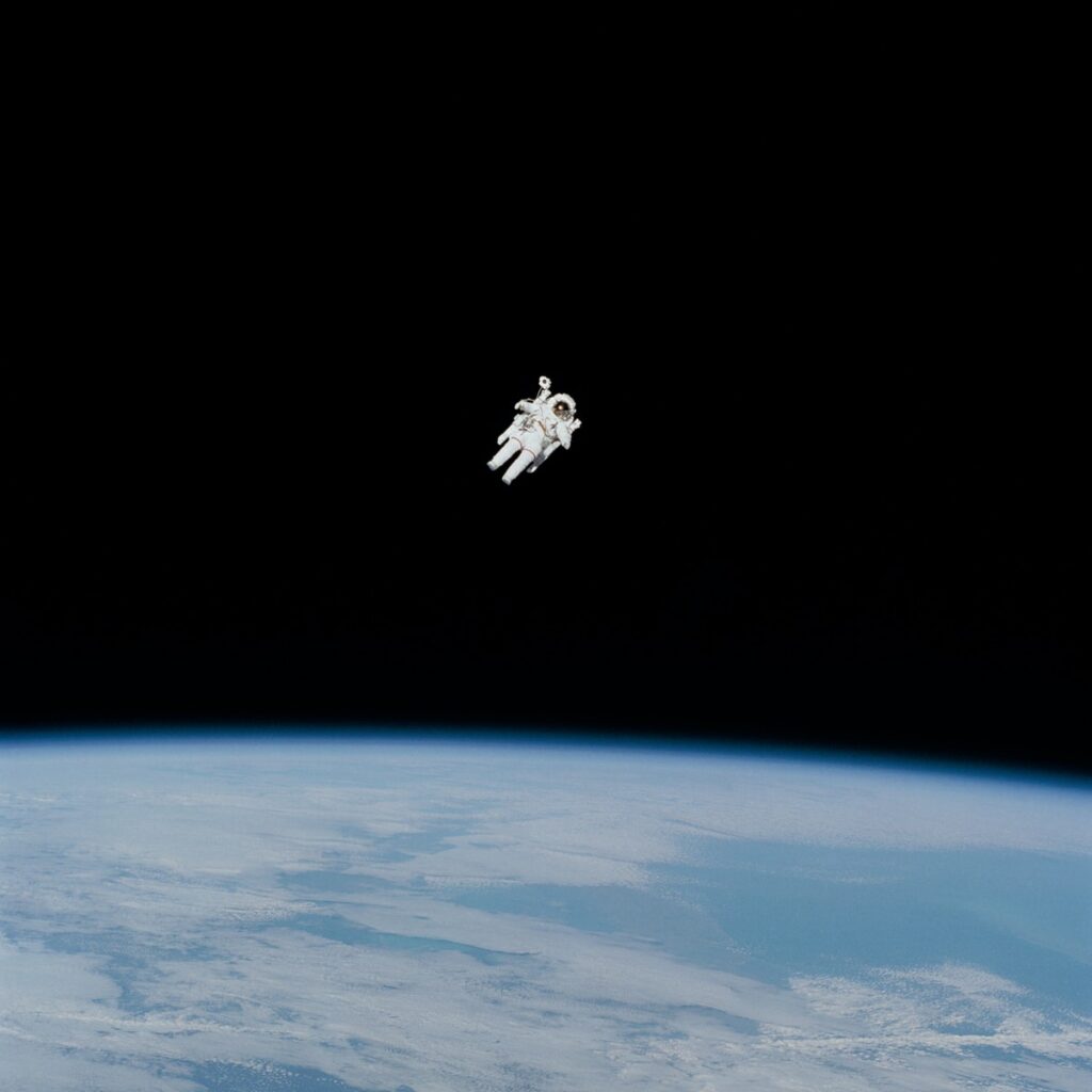 astronaute en combinaison spatiale flottant dans l'espace