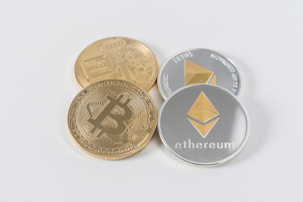 quatre bitcoins ronds de couleur argentée et de couleur or