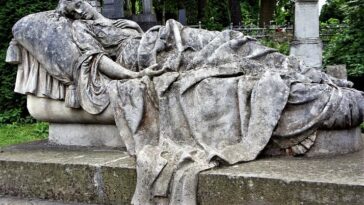 statue de pierre tombale